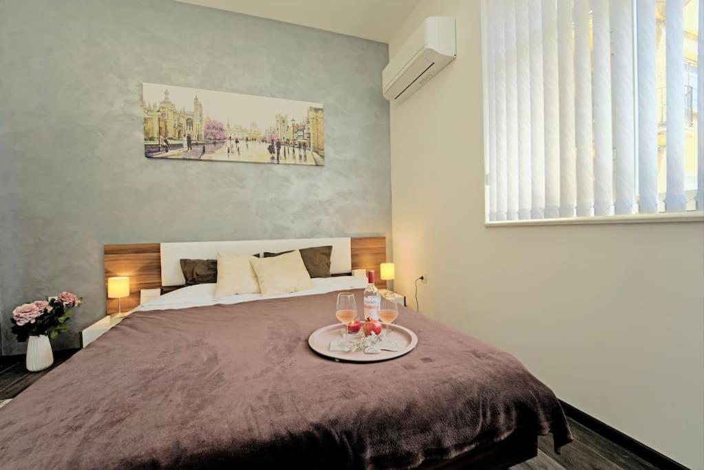 Cozy 2-Bedroom Flat In The Very Center Of Szófia Kültér fotó