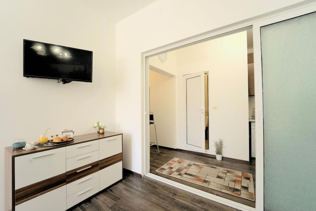 Cozy 2-Bedroom Flat In The Very Center Of Szófia Kültér fotó