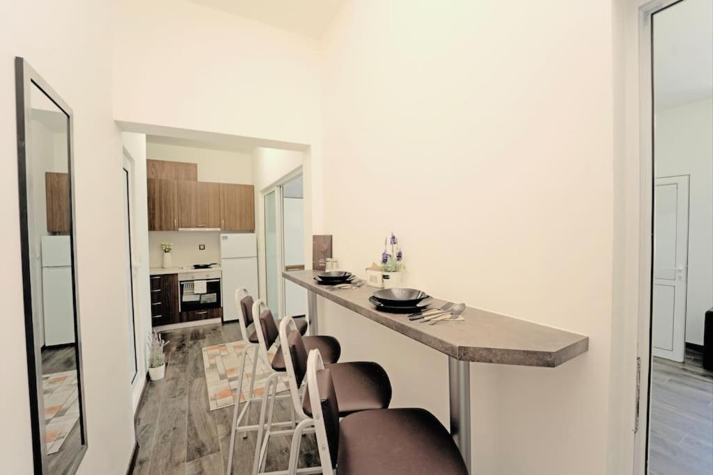 Cozy 2-Bedroom Flat In The Very Center Of Szófia Kültér fotó