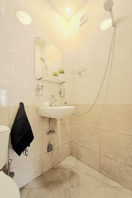 Cozy 2-Bedroom Flat In The Very Center Of Szófia Kültér fotó
